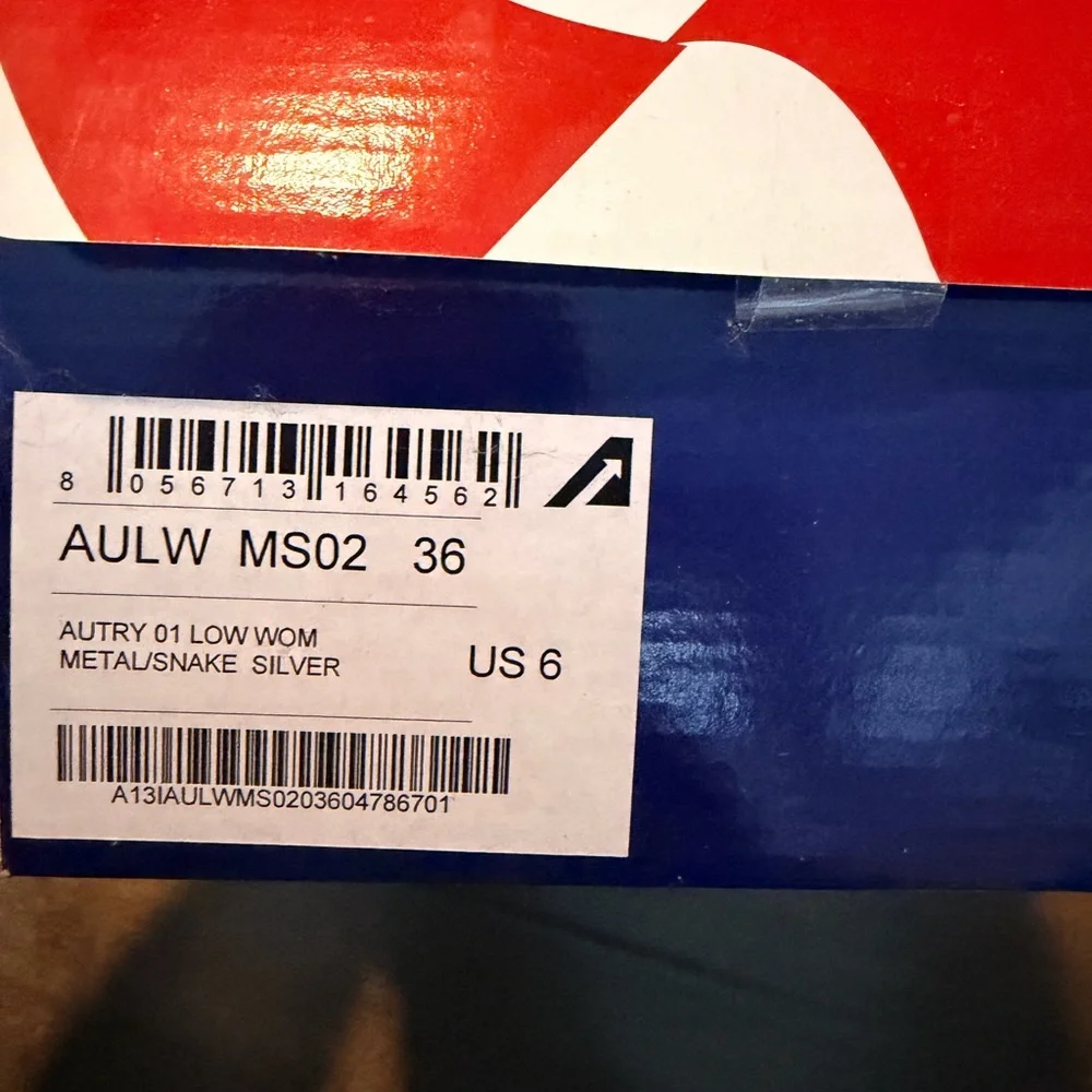 Autry Women's Medalist Low Silver Sneakers 6 - Picture 10 of 11